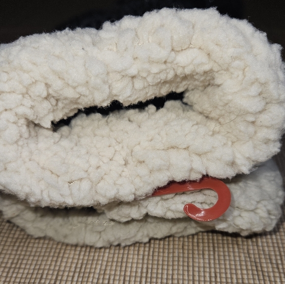 Dearfoams Slip Resistant Cable Knit Slipper Socks Sherpa Cuff Gray/Silver/Black - Picture 6 of 10